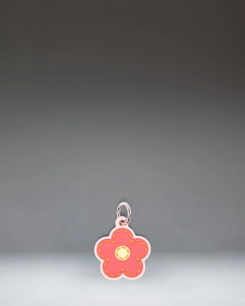 charme-de-sac-herschel-daisy-bag-charm-silicone-rose-anneau-m-tallique image 1