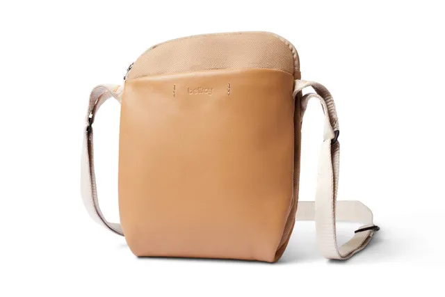 bellroy-city-pouch-premium-besace-en-cuir-pour-e-reader-petite-tablette-desert image 1