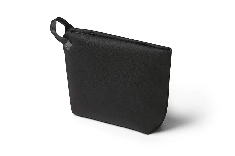 bellroy-standing-pouch-plus-melbourne-black-pochette-zipp-e-organisateur-hi-tech image 1