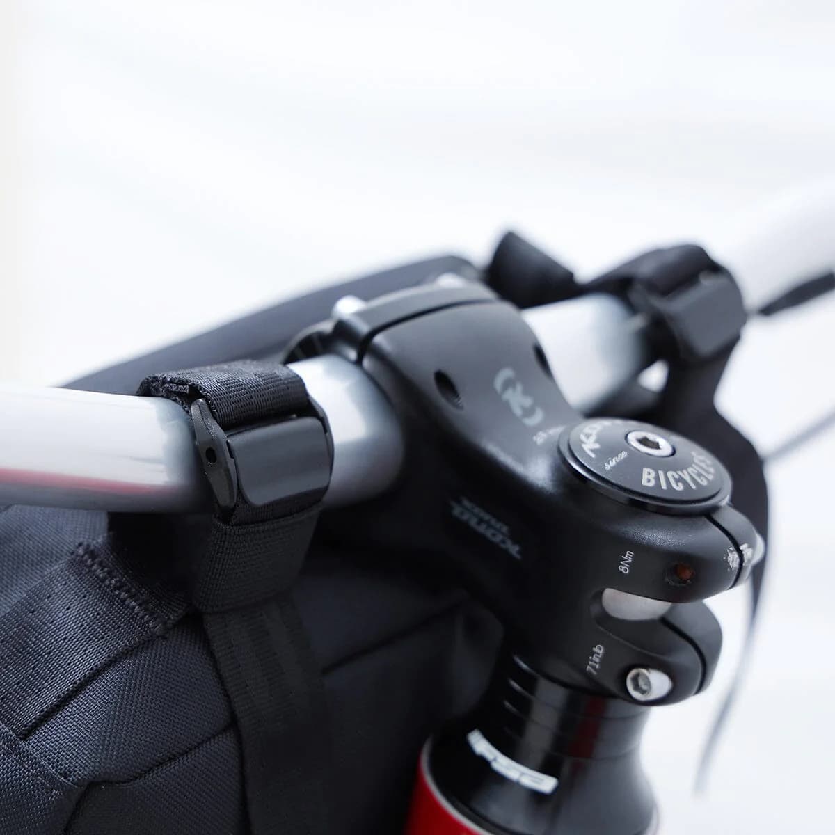 chrome-industries-holman-handlebar-bag-sac-de-guidon image 6
